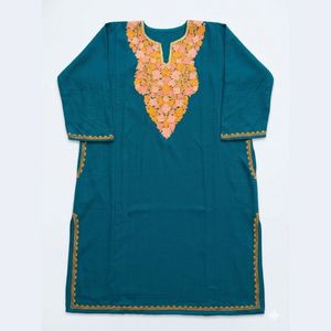 Kurti Pheran kashmiri bleu turquoise avec broderie florale Aari pêche et or - Product Image 1