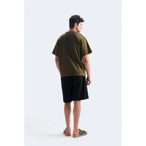 Conjunto de Camiseta Casual de Punto Verde Oliva para Hombre y Pantalones Cortos Negros para Verano - Product Image 4