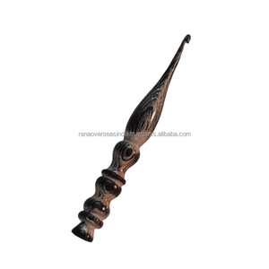 เข็มโครเชต์ไม้ทำมือแบบดั้งเดิม ดีไซน์ตามหลักสรีรศาสตร์ สองสี สำหรับถักไหมพรม ราคาขายส่ง - Product Image 1