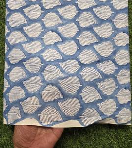 Tela de algodón estampada con motivos de hojas azules, tejida a mano en India, material de costura, tela de algodón estampada por yarda, suave y ligera para coser. - Product Image 1