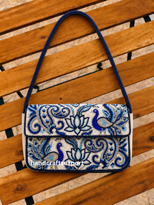 Sac à main portable de luxe pour femme, de haute qualité, bleu paon, orné de perles, avec rabat à motif floral de lotus, idéal pour les soirées. - Product Image 4