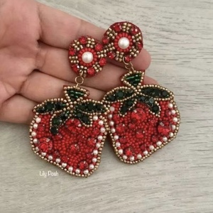 Pendientes de Fresa Lily Posh con Cuentas y Adornos Hechos a Mano de la marca BaubleBar - Product Image 1