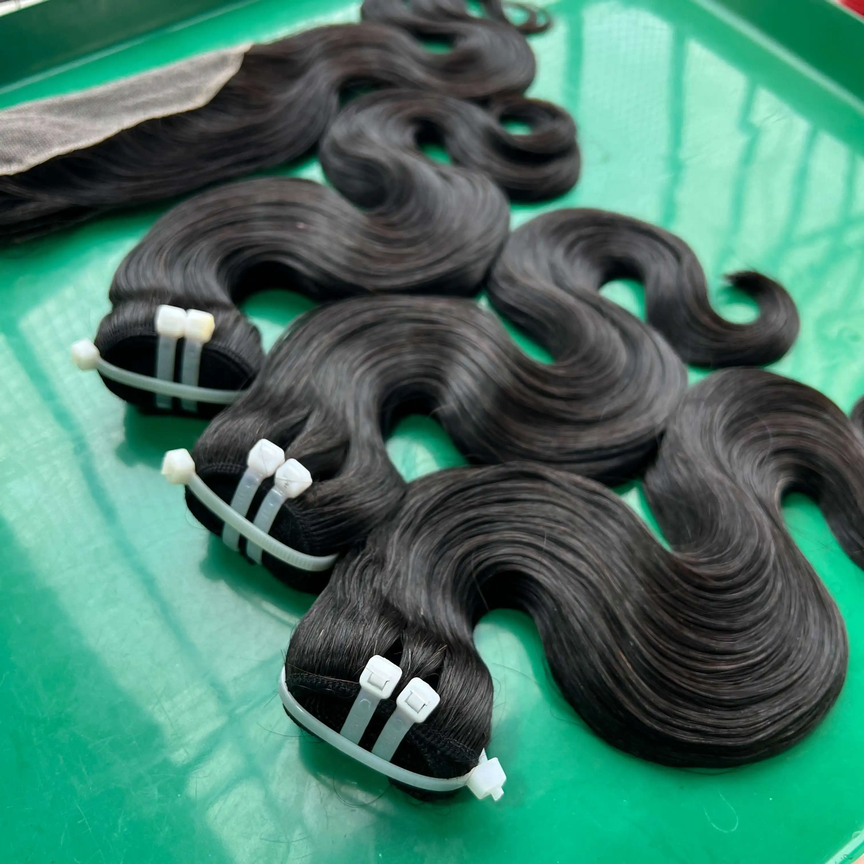 Venta al por mayor Body Wave Cabello humano 3 paquetes con cierre de encaje 6x6 pulgadas 10A 100% Paquetes de cabello humano vietnamita Color natural