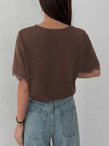 เสื้อยืดผ้าฝ้ายสีน้ำตาล เสื้อเชิ้ตผู้หญิง แต่งขอบลูกไม้ที่ข้อมือ แขนสั้น คอกลม ทรงหลวม สวมใส่สบาย เสื้อลำลองฤดูร้อน เสื้อเบลาส์สวยหรู - Product Image 2