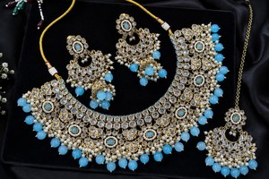 Parure de mariée traditionnelle indienne Kundan : collier ras-du-cou, boucles d'oreilles et Maang Tikka, plaqué or antique, pierres de verre non taillées, couleur menthe, pour mariage - Product Image 3