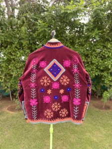Chaqueta de Invierno de Terciopelo Bordada a Mano para Mujer |   Abrigo Artesanal de Lujo | Colección de Ropa Exterior de Moda Premium - Product Image 5