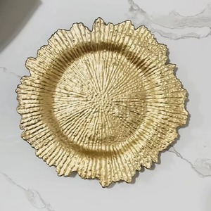 Plato de Presentación Clásico con Diseño Floral Ondulado, Plato de Servicio Redondo de Aluminio con Borde Personalizado - Product Image 6