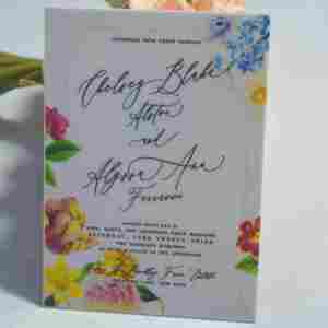 Invitation de mariage personnalisée en acrylique givré, impression florale aquarelle colorée, calligraphie noire, motif floral, enveloppe - Product Image 4