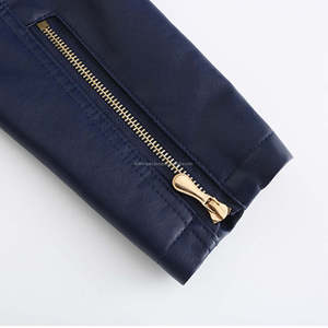 แจ็คเก็ตผู้หญิงหนังสีน้ำเงินเข้มมีฮู้ดเงางามพร้อมกระเป๋าซับในเชอร์ปาแสนสบายสำหรับฤดูหนาวและสไตล์ - Product Image 6