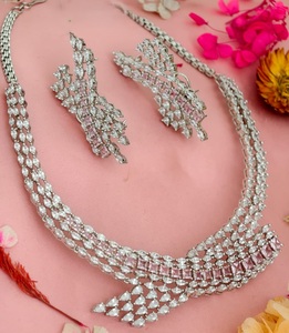Ensemble collier et boucles d'oreilles en laiton plaqué argent de qualité supérieure, serti de zircon, pour femmes, idéal pour les occasions spéciales et les fêtes - Product Image 3