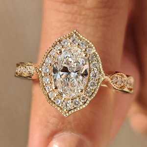 Anillo de Compromiso Clásico Vintage con Diamante Cultivado en Laboratorio de Corte Ovalado, Bordes Milgrain, Chapado en Oro de 14K/18K, Anillo de Boda para Fiesta - Product Image 1