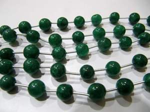 ลูกปัดทรงกลมเจียระไนสีเขียวมรกต ขนาด 8-9 มม. ความยาว 8 นิ้ว - Product Image 1