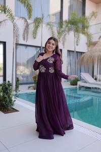 Robe Anarkali brodée violette avec dupatta pour femme, tenue de soirée de créateur, tenue ethnique, collection de mariage festive indienne - Product Image 3