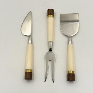 Nuevo juego de 3 cuchillos para queso de acero inoxidable con mangos de resina multicolor, juego de herramientas de cocina modernas para rebanar, cortar y untar. - Product Image 4