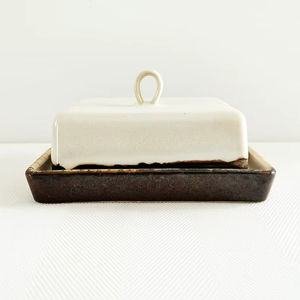 Pot à beurre de style artisanal avec couvercle à poignée, base profonde, élégant, pour comptoir de cuisine et salle à manger - Product Image 1