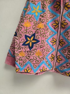 Veste Suzani en velours rose pour femme, brodée à la main avec motifs floraux en spirale, style bohème ethnique, vente en gros et exportation - Product Image 5
