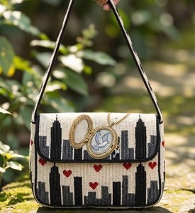 Sac bandoulière brodé motif Ciel Urbain et Cœur, orné de perles, personnalisé, tendance, pour femme, sac à main d'été pour voyage - Product Image 1