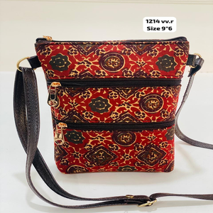 Sac à bandoulière souple moderne imprimé géométrique ethnique rouge rouille avec double fermeture éclair pour femme, idéal pour les voyages décontractés - Product Image 1