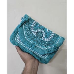 คลัทช์กระเป๋าถือทำด้วยมือพร้อมเครื่องประดับดอกไม้จากอินเดีย - Product Image 1