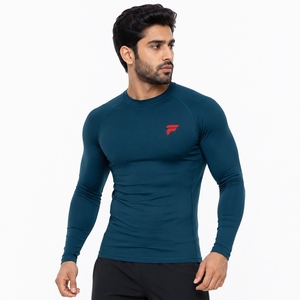 Rashguard pour hommes athlètes, conçu avec des matériaux respirants, une gestion de l'humidité et une coupe confortable pour l'entraînement intense. - Product Image 1