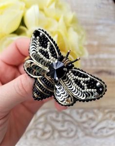 Broche élégante pour vêtements, broche d'accentuation de mode, accessoire de mode décoratif, épingle ornementale, accessoire perlé pour tenue, embr - Product Image 1