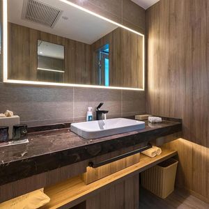 Lanterne porte-bougie en verre noir à 1 trou avec bec de 4 pouces de hauteur - Product Image 1