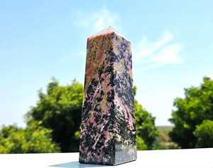 Torre de Cristal de Rodonita Flor de Durazno Extra Grande, Obelisco de Cristal Dinámico Hecho a Mano, Decoración para el Hogar, Piedra Preciosa - Product Image 1