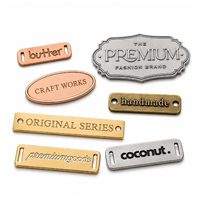 Étiquettes métalliques 3D personnalisées en gros avec logo en relief, étiquettes décoratives en laiton imprimées en sérigraphie pour vêtements, sacs et accessoires vestimentaires