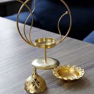 Brûleur d'encens en laiton doré avec couvercle en dôme orné, support décoratif d'aromathérapie, utilisation toute saison - Product Image 6
