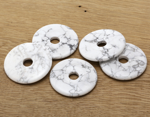 Donuts en Cristal Naturel : Pierres de Howlite, Pierres Précieuses, Pierres de Reiki, Agate pour la Guérison - Product Image 4