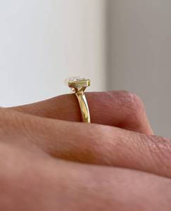 SATVIK RATNA Bague de fiançailles en or 14 carats avec diamant de laboratoire taille émeraude de 2 carats certifié IGI, sertie en clos large style cigare Est/Ouest - Product Image 5
