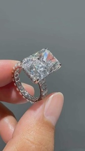Bague de fiançailles en diamant de laboratoire taille radiant, halo caché pavé, or 14 carats, certifiée IGI - Product Image 2