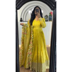 Robe de soirée de travail à broderie lourde et ensemble Dupatta - Product Image 2