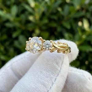 Bague de fiançailles vintage en or 10K/14K/18K Sparkledge Creation, sertie de diamants de laboratoire brillants, design trilogie pavé 230TCW - Product Image 3