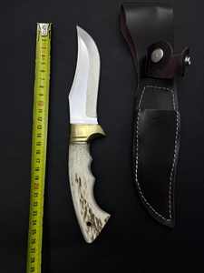 Cuchillo de Caza y Camping con Mango de Cuerno de Ciervo, Hoja Fija de Acero Inoxidable con Borde Parcialmente Serrado - Product Image 2