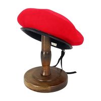 Boinas de moda con acabado liso y ajuste suave que ofrecen una combinación entre el encanto tradicional y el estilo moderno.