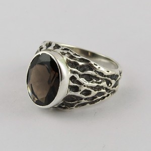 Bague unisexe en argent plaqué style bohème avec motif amoureux, sertie de quartz fumé, collection Spirit Peace de Shri Ashapura Jewels - Product Image 3
