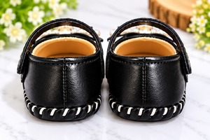 รองเท้าเด็กผู้หญิงแบบแมรี่เจนหนังเทียมสีดำ ประดับโบว์มุก พร้อมสายรัดแบบตีนตุ๊กแก - Product Image 4