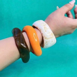 Bracelet rond en résine multicolore à motif tourbillonné, design classique, bijoux pour femmes, cadeau personnalisé respectueux de l'environnement - Product Image 6