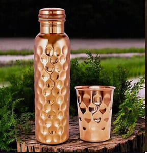 Botella de cobre martillado en oro rosa con un vaso a juego para un set ayurvédico clásico, disponible a precios de mayorista. - Product Image 1