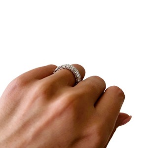 Anillo de Eternidad de Lujo con Diamante Cultivado en Laboratorio de 6.5 Quilates, Corte Esmeralda, con Engaste de Trípode Compartido - Product Image 5