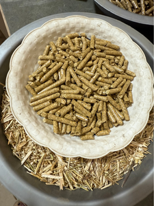 Granulés de bois briquettes 6-10 mm de diamètre, matériau naturel, combustible pour système de chauffage NAVYA AGRO INDUSTRIES, densité 550 kg/m³, 5 % de cendres, 5 % de matière organique. - Product Image 1