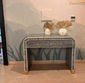 Console noire en os incrusté, ornée de motifs floraux et dotée de trois tiroirs, disponible à prix de gros. - Product Image 2