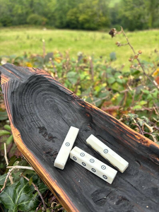 Dés en corne naturelle polie faits à la main, forme traditionnelle, écologiques, pour jeux de société, objets de collection d'art moderne, éducatifs - Product Image 4