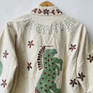 Chaqueta Bomber Reversible de Invierno de Algodón Suzani Hecha a Mano en India, Chaqueta Corta Unisex con Cuello Alto Bordado a Mano - Product Image 5