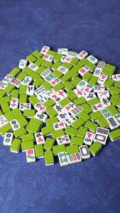 Tuiles de Mahjong Traditionnelles en Résine Vertes et Blanches à Motifs, Ensemble Artisanal de Collection Fait Main, Pièce d'Art Coulée Personnalisée - Product Image 4