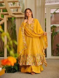 Anarkali de Diseñador con Conjunto Plazoo, Ropa Étnica Elegante, Confeccionada en Tonos Clásicos con Tela y Detalles de Primera Calidad - Product Image 3