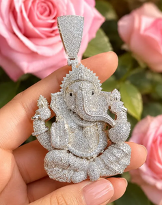 Colgante de Moissanita Ganesha de Plata 925 Bañado en Oro con Engaste de Garra, Joyería para Regalo de Boda o Fiesta - Product Image 2