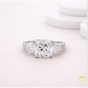 Bague de fiançailles Trisha Jewels ER0055 vintage à trois pierres de laboratoire taille ovale, en argent sterling 925 sertie à griffes, luxe, pour mariée, haute joaillerie - Product Image 1