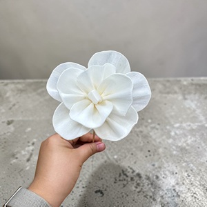 ดอกไม้ประดิษฐ์ทำมือจากไม้โซล่า กลิ่นดอกพุด ขนาด 8.5 ซม. ทำจากเส้นใยพืชเซสบานียา จากประเทศไทย - Product Image 4